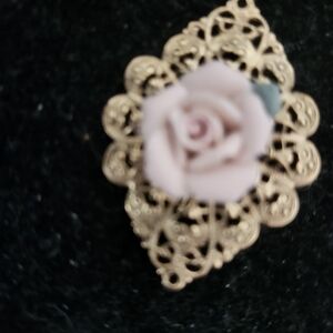 Vintage rose Brooch in a gold filigree setting